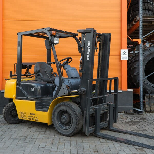 Восстановленный вилочный погрузчик FG20C-12, работающий на бензине/сжиженном газе.