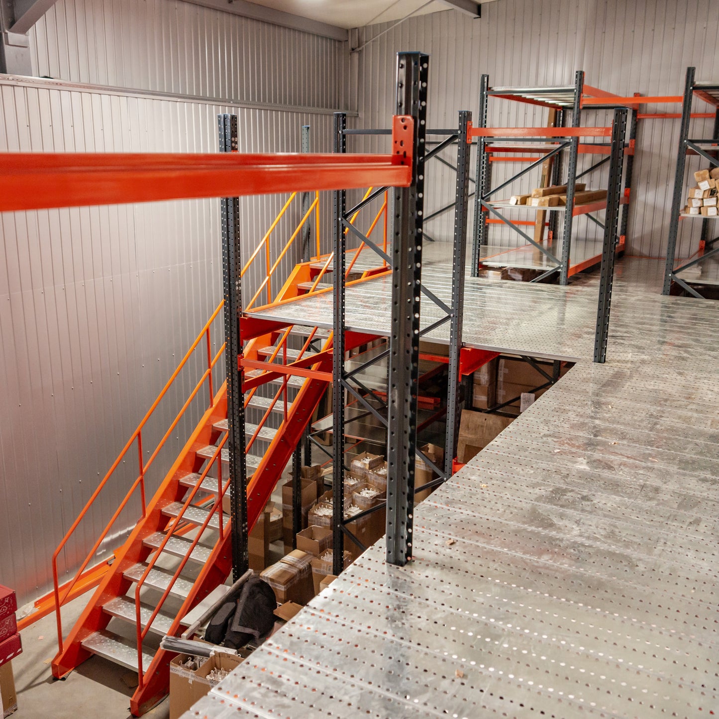 Металлическая стеллажная система для мезонина