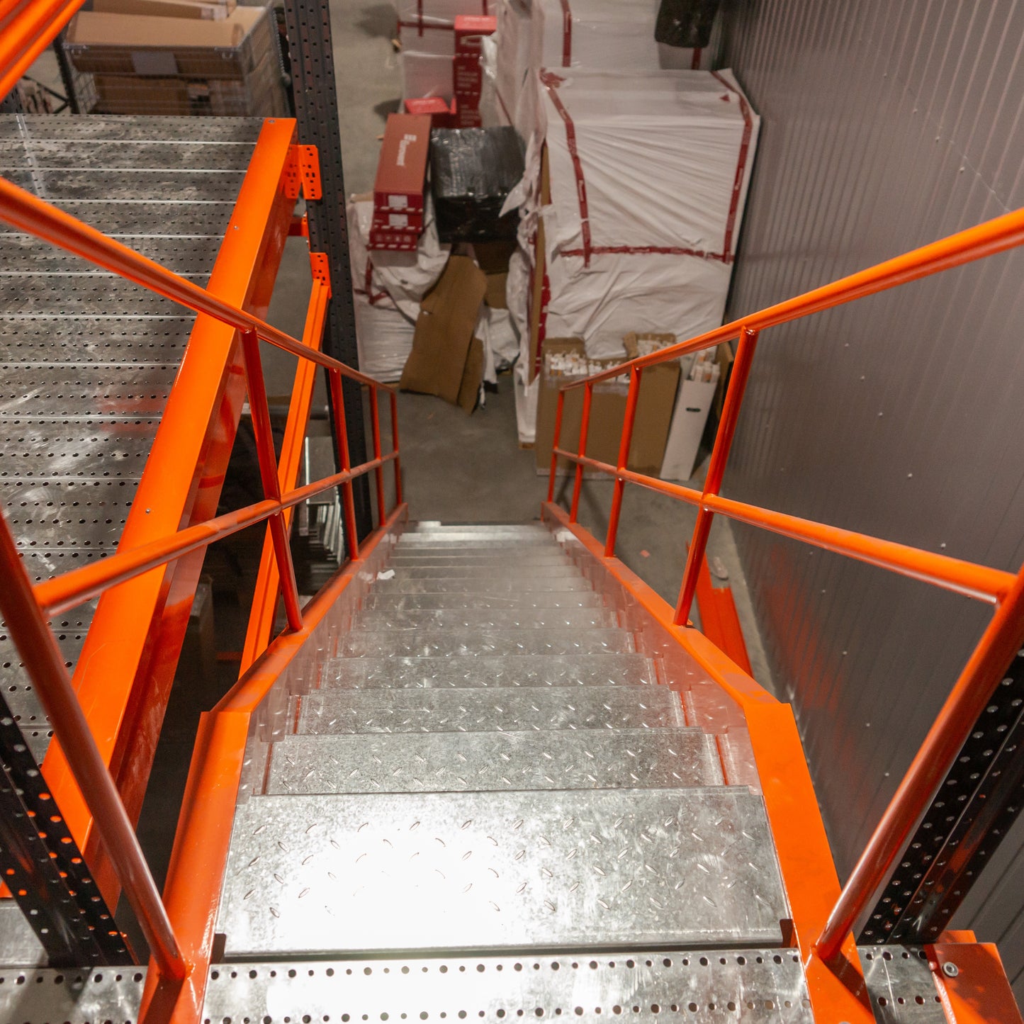 Металлическая стеллажная система для мезонина